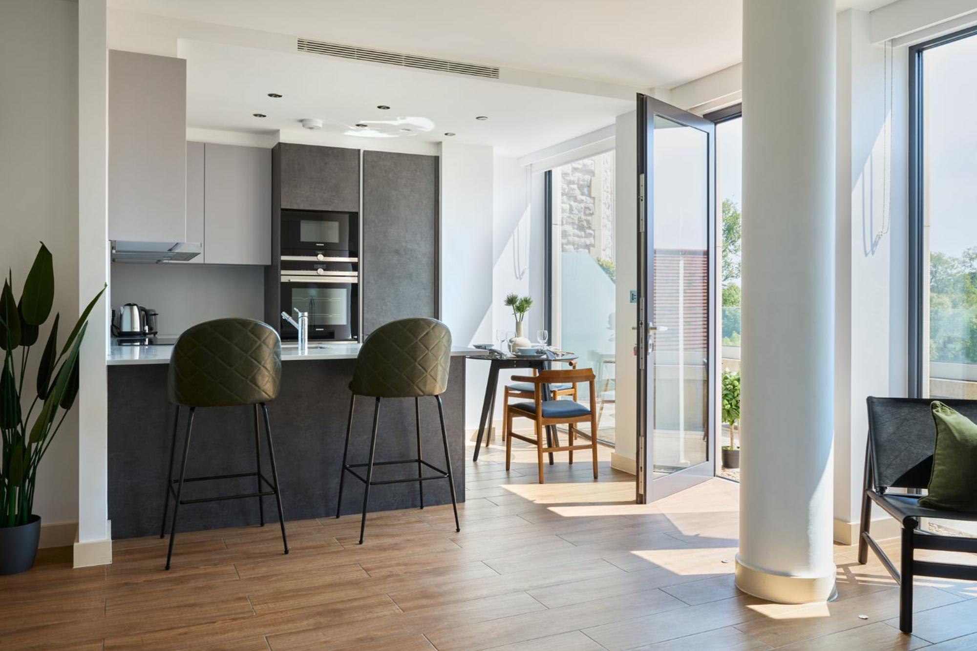 Kew Bridge By Viridian Apartments Bagian luar foto